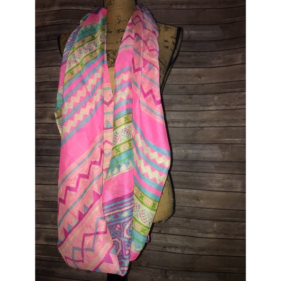 🧣Pink Loop Scarf - Picture 2 of 4